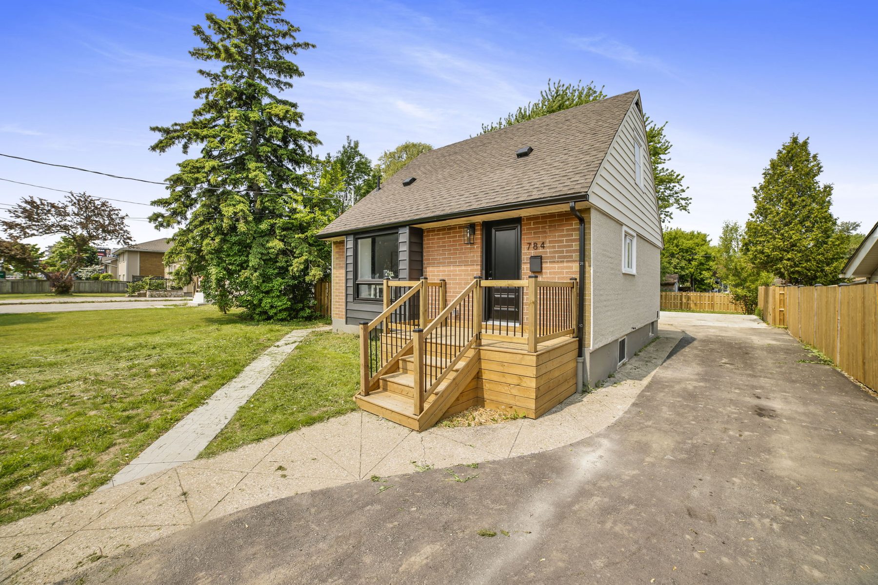 Hamilton — Family Duplex — Detached legal duplex