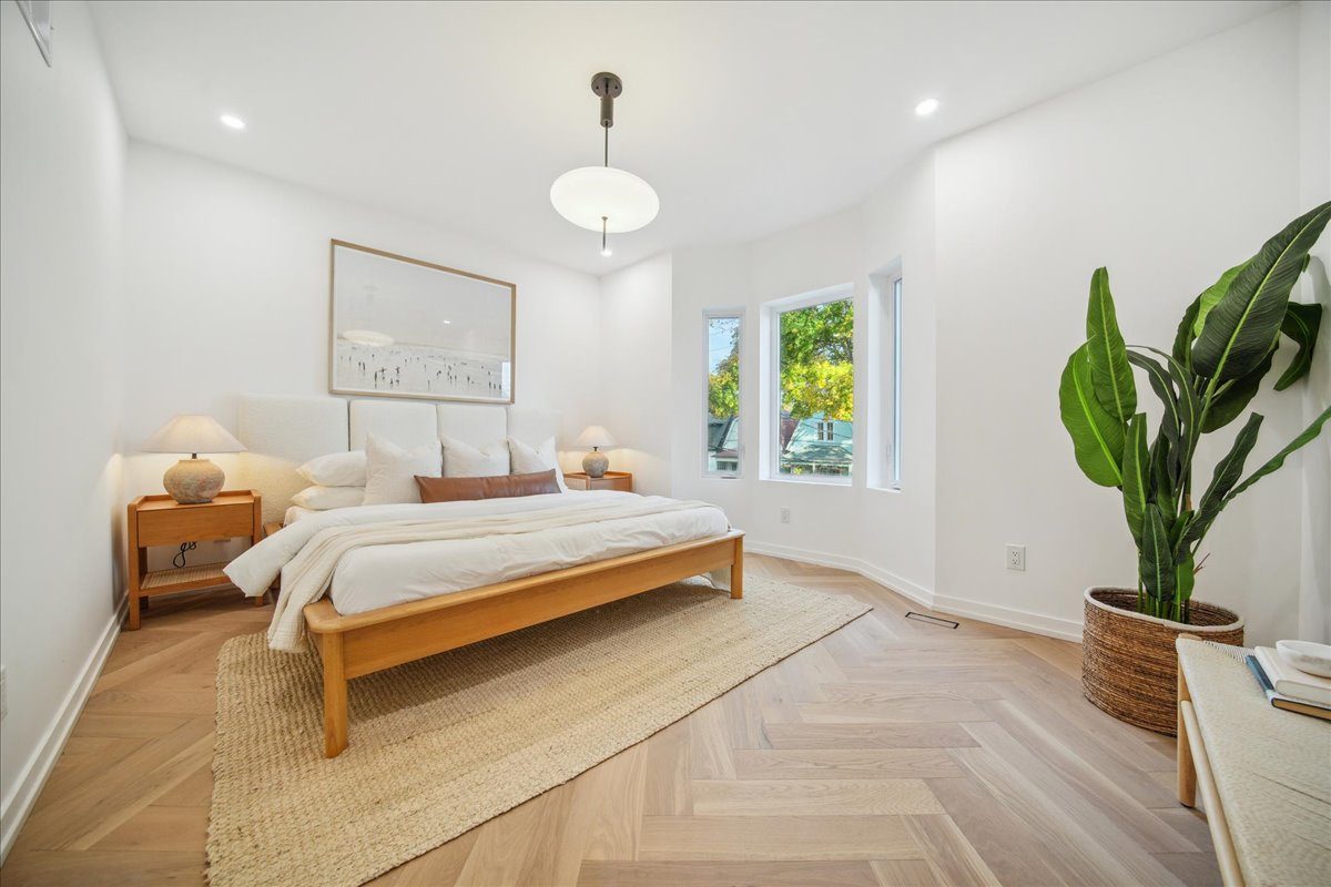 Playter Estates — Bedroom under the eaves